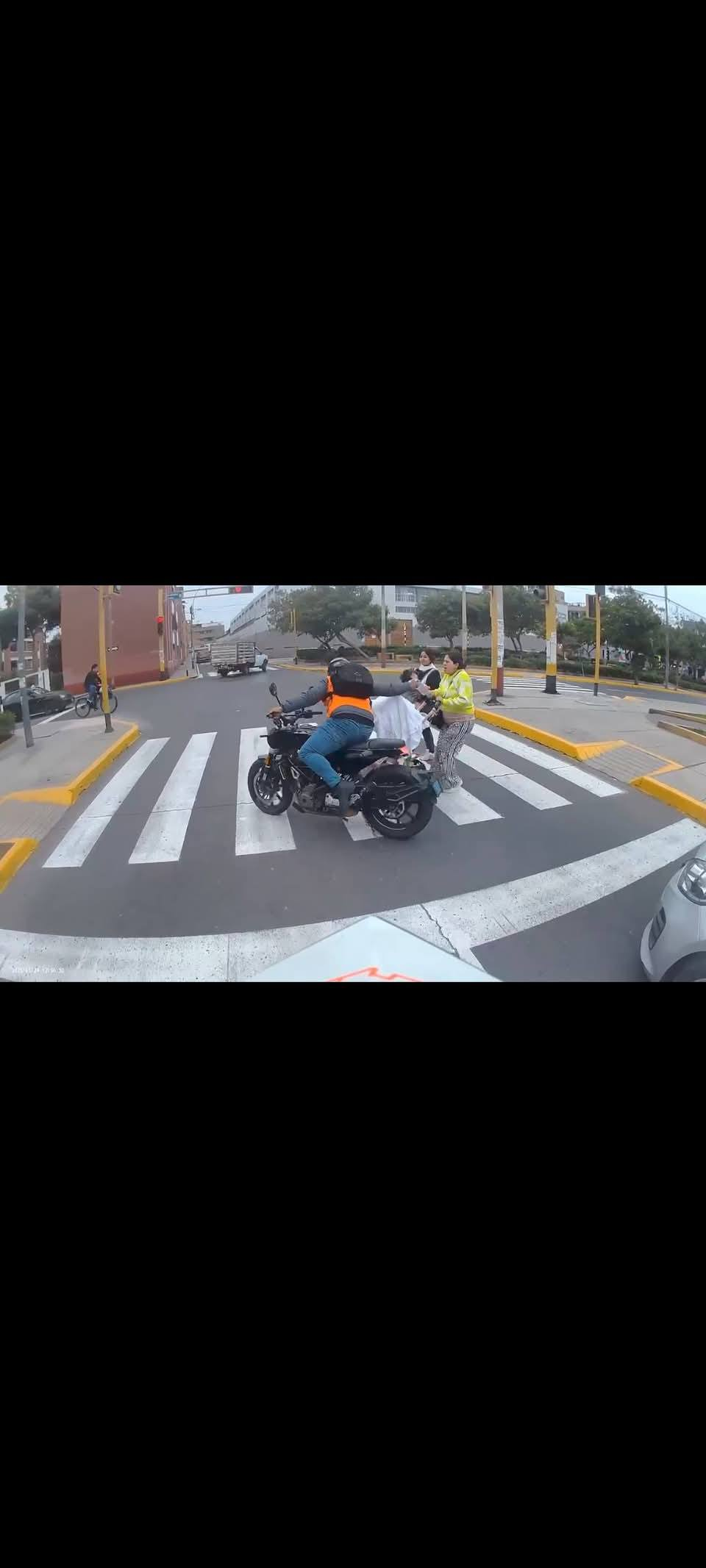 MADRE ES ASALTADA POR MOTOCICLISTA