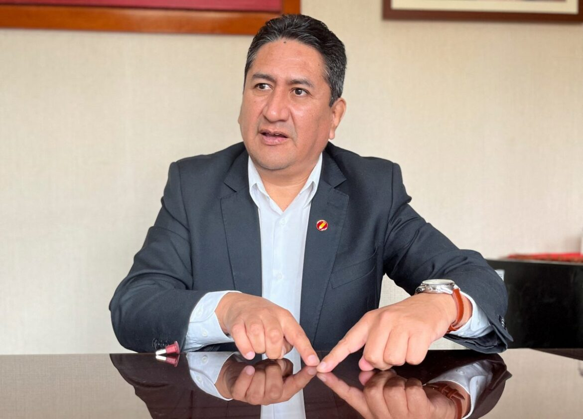 Vladimir Cerrón dice estar en Perú y busca recuperar sus derechos