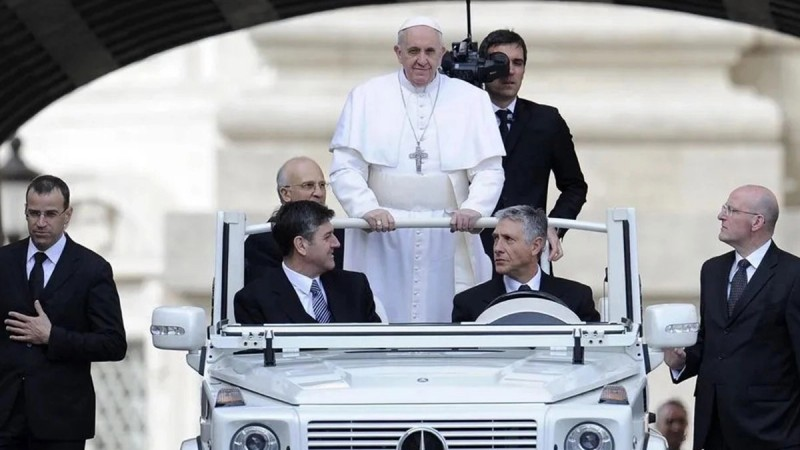 Antes de morir, el papa Francisco ordenó CONVERTIR Y DONAR papamóvil para auxiliar a niños en Gaza