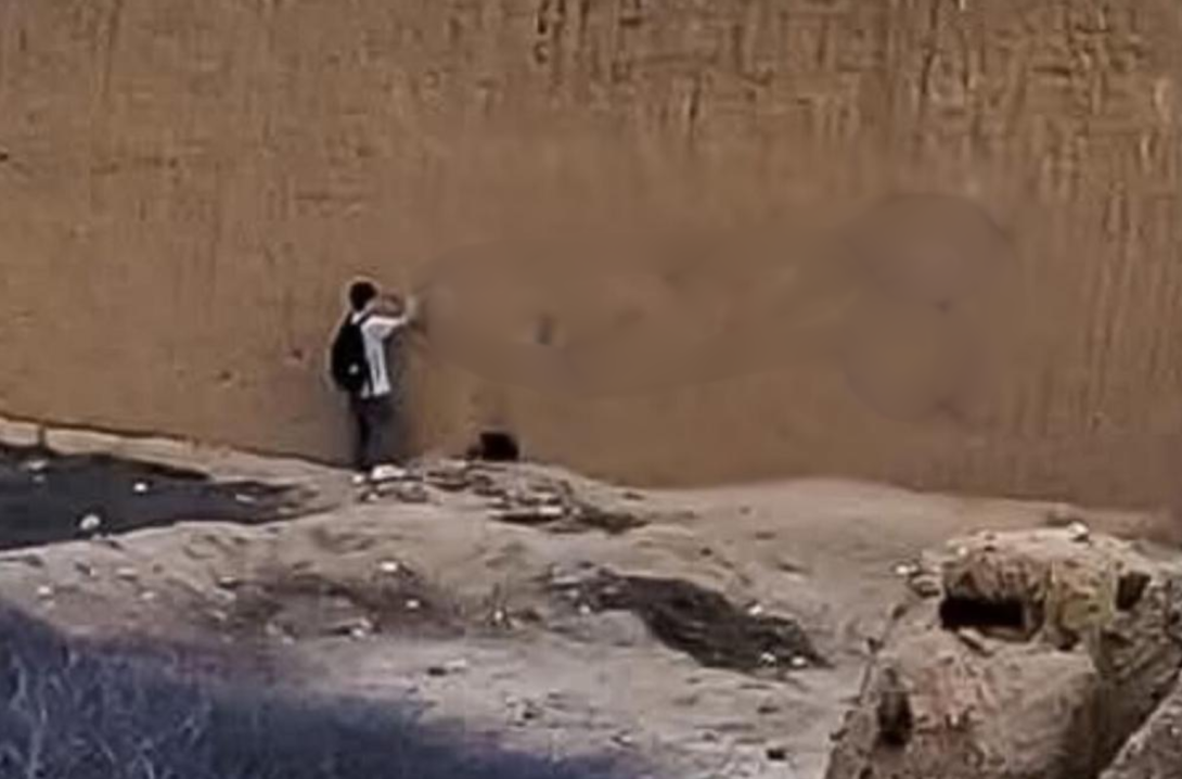 ¡INDIGNANTE! Captan a joven pintando figura obscena en muro de la ciudadela de Chan Chan