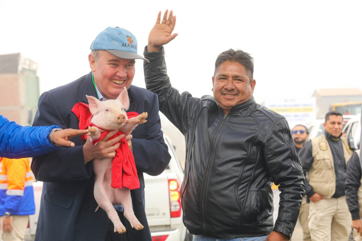López Aliaga recibe un cerdito como obsequio en inauguración de autopista Ramiro Prialé