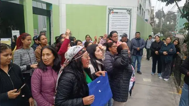 Ate: padres piden reubicación de escolares tras caída de techo de pabellón