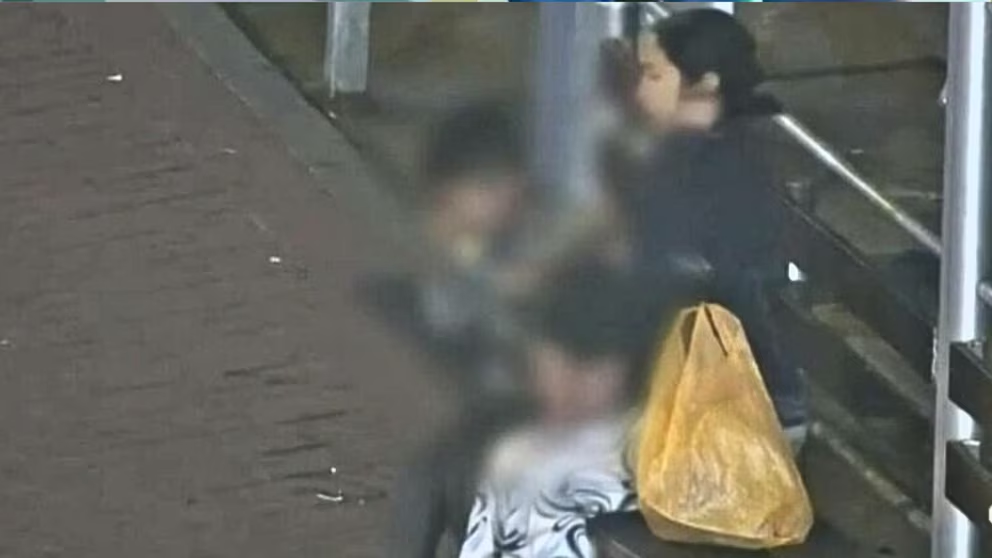 Ate: Mujer agarra a golpes a su pequeño hijo y excusa violenta reacción por “no saber amarrarse los zapatos”