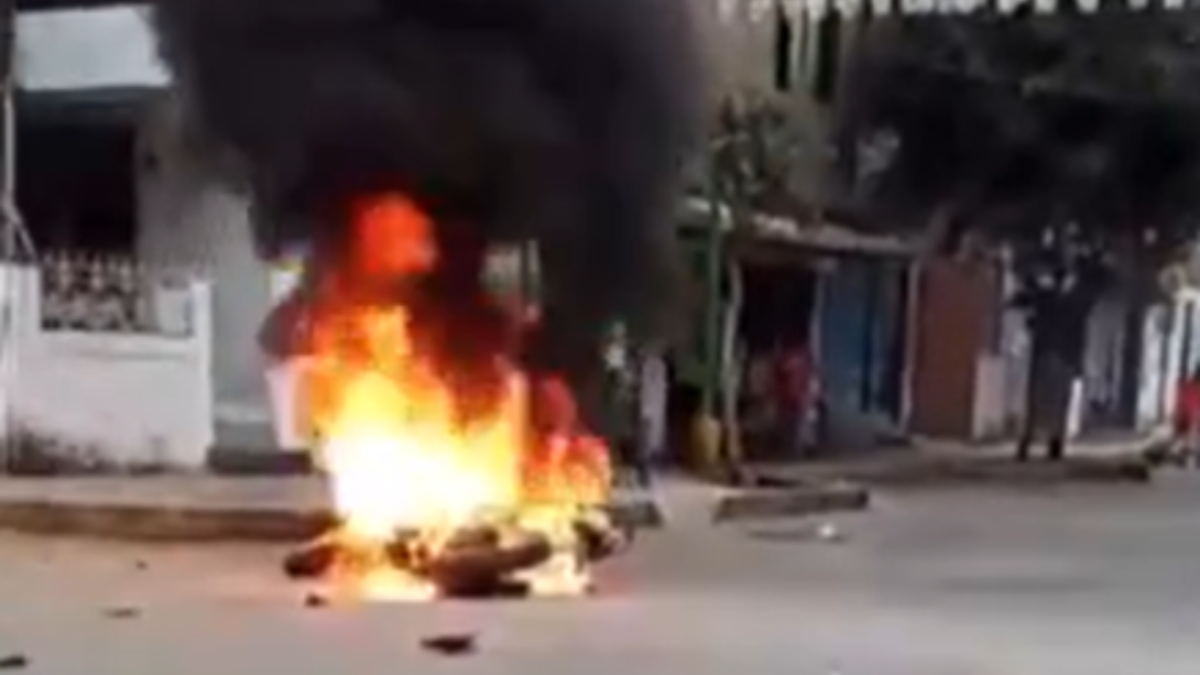 El Agustino: Vecinos queman moto de ladrón que le robó a un transeúnte