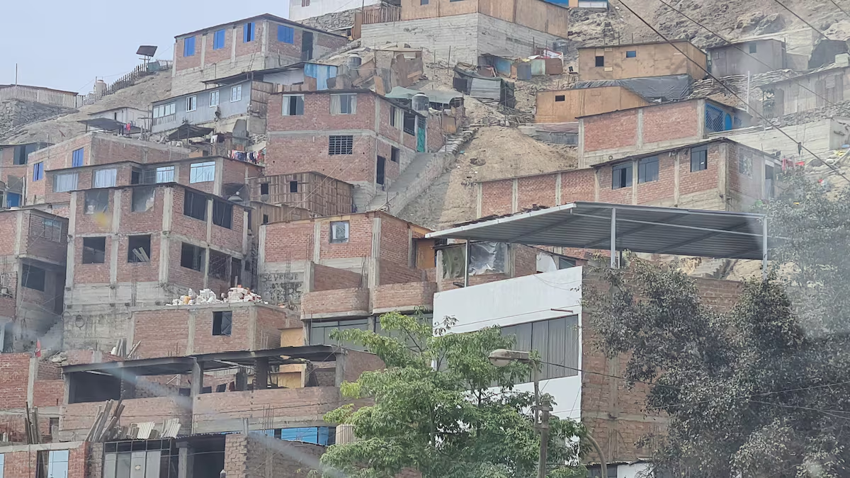 SJL: mamita pide ayuda tras caída de su vivienda por colapso de pirca debido a sismo de 6.1 que sacudió Lima y Callao