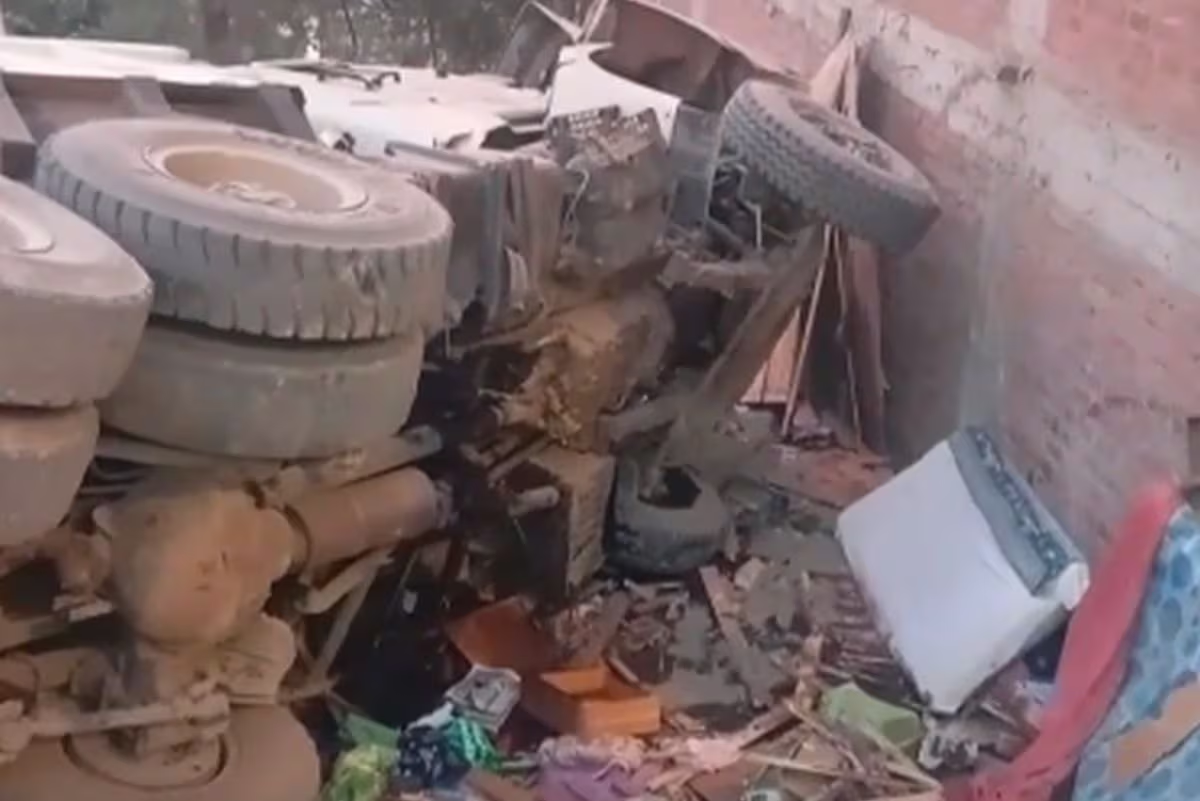 Camión se despista, se estrella contra una casa y aplasta a anciana