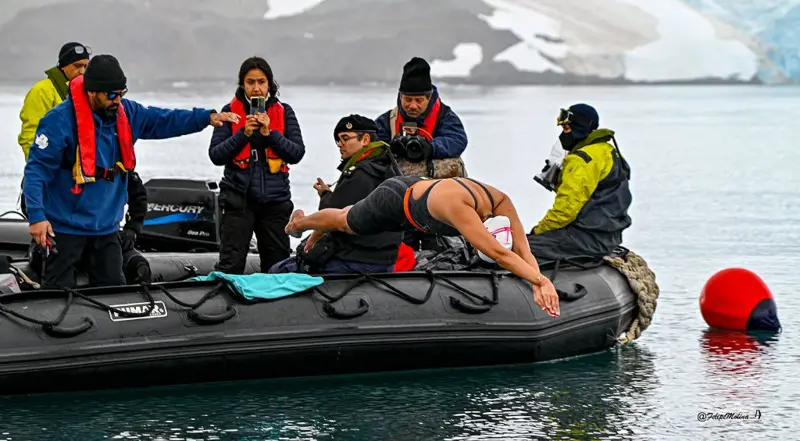 la Sirena de Hielo que nada en aguas glaciales y ostenta el récord del nado más largo en la Antártida