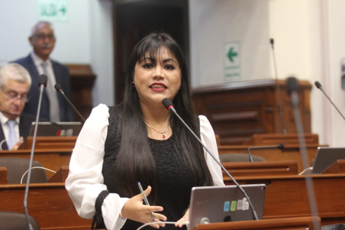 Congresista Olivos exige destitución de presidente de EsSalud