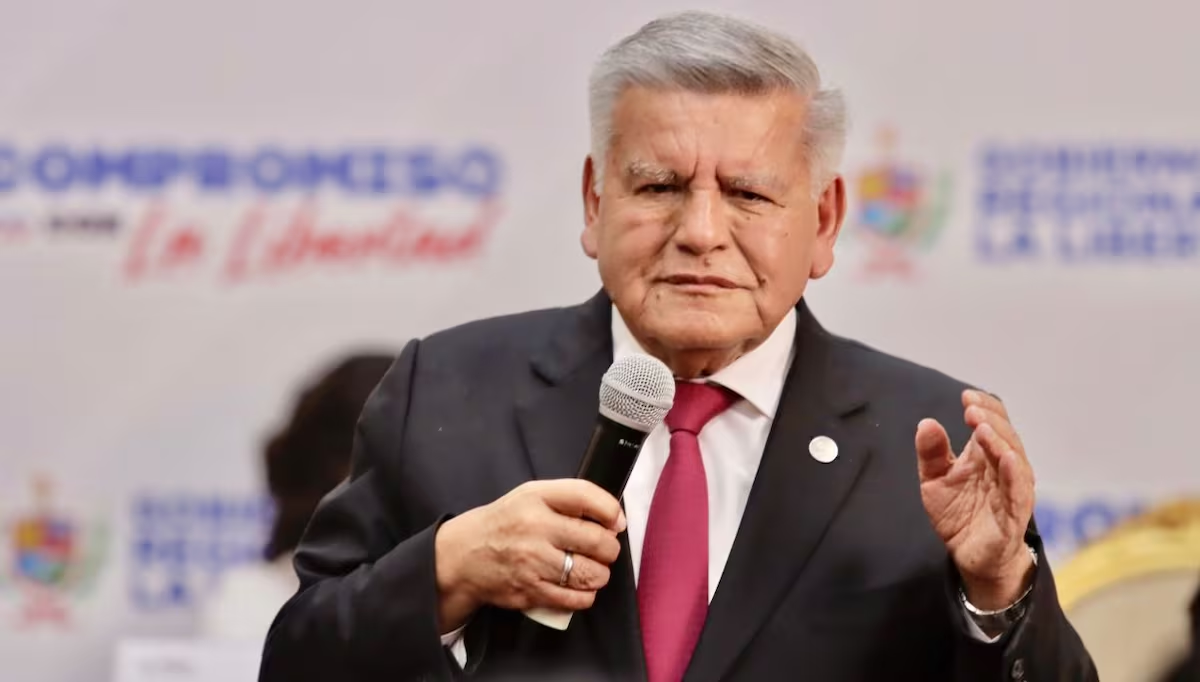 César Acuña volvió a salir de vacaciones