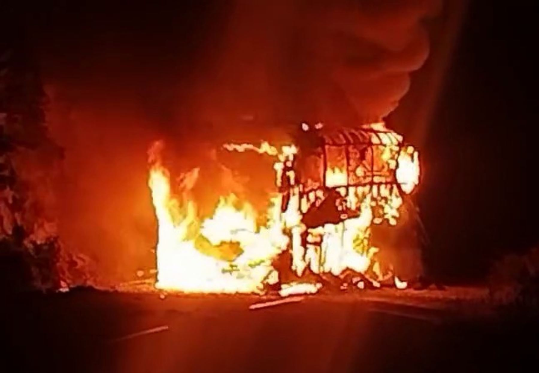Áncash: ómnibus de orquesta chimbotana se incendia y músicos salvan la vida de milagro