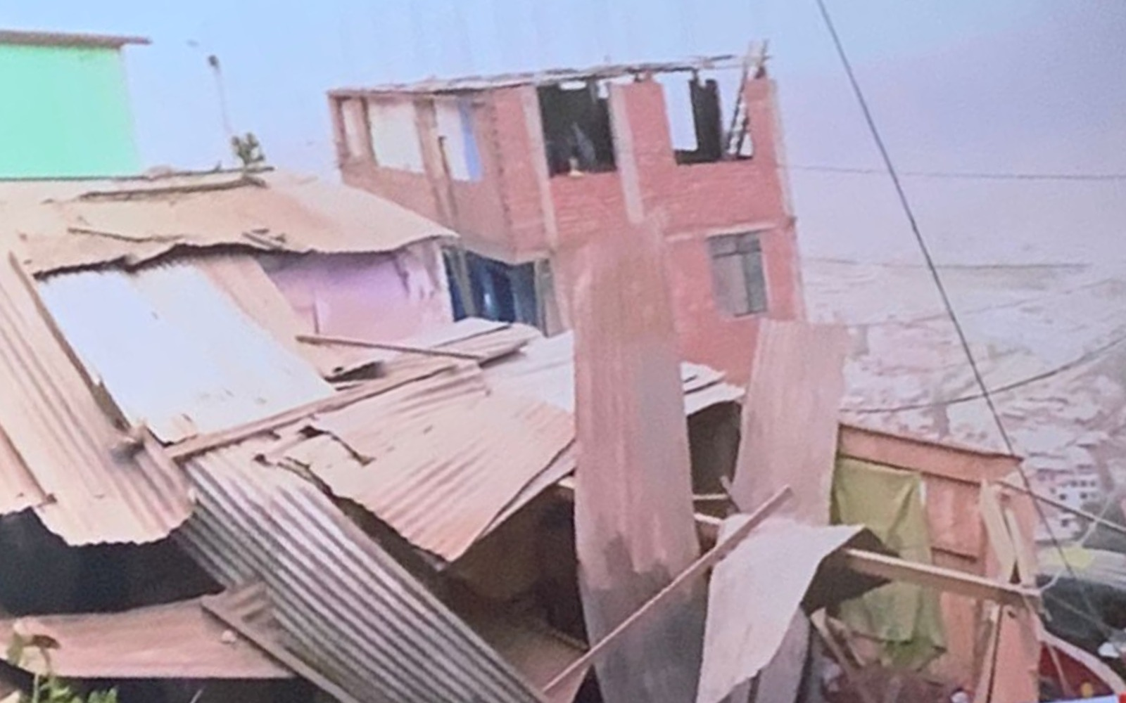 Derrumbe en San Francisco de Pariachi afecta vivienda y pone en riesgo a menor