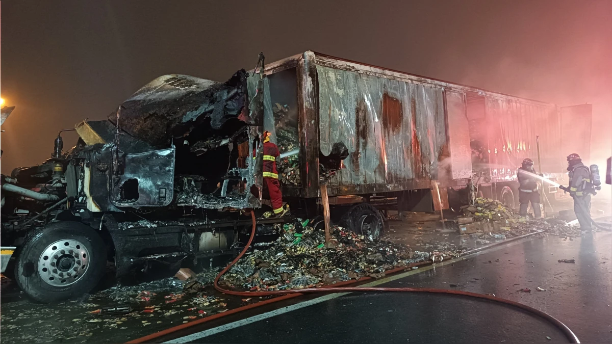 Tráiler cargado de golosinas se incendia en la Vía de Evitamiento