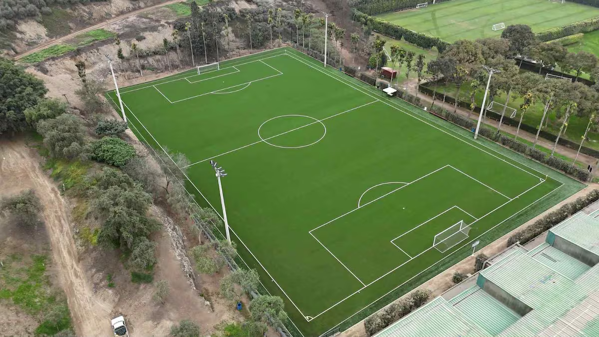 En Perú inauguran la primera cancha escolar con certificación FIFA Quality Pro