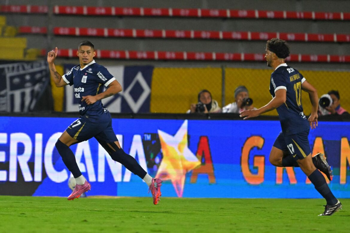 Con golazo de Quevedo, Alianza Lima venció 2‑1 a U. Católica en Quito