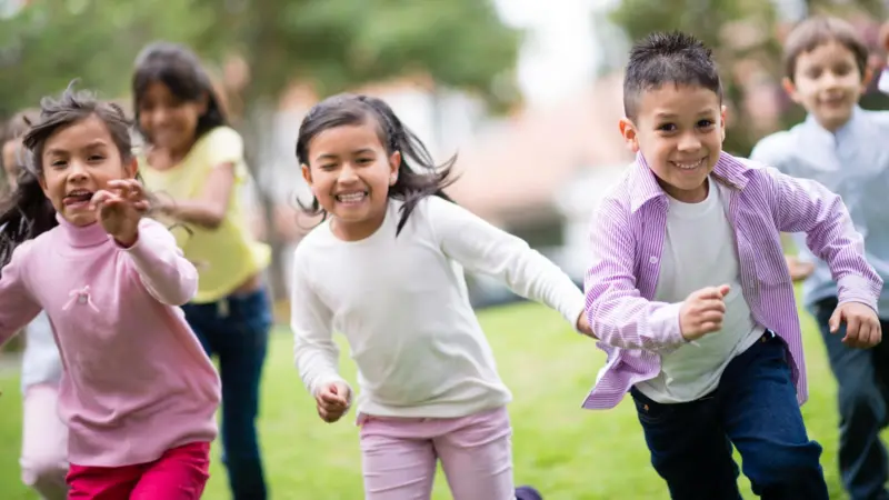Lo que los niños aprenden sin querer cuando no están en la escuela