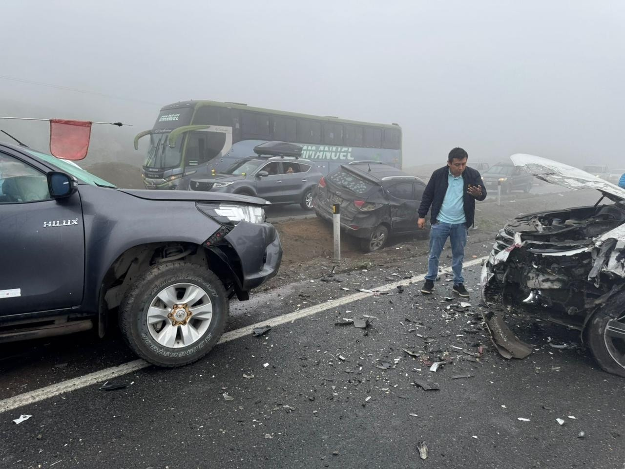 Caos en la Variante de Pasamayo: Múltiple choque por neblina deja decenas de vehículos siniestrados y pasajeros varados