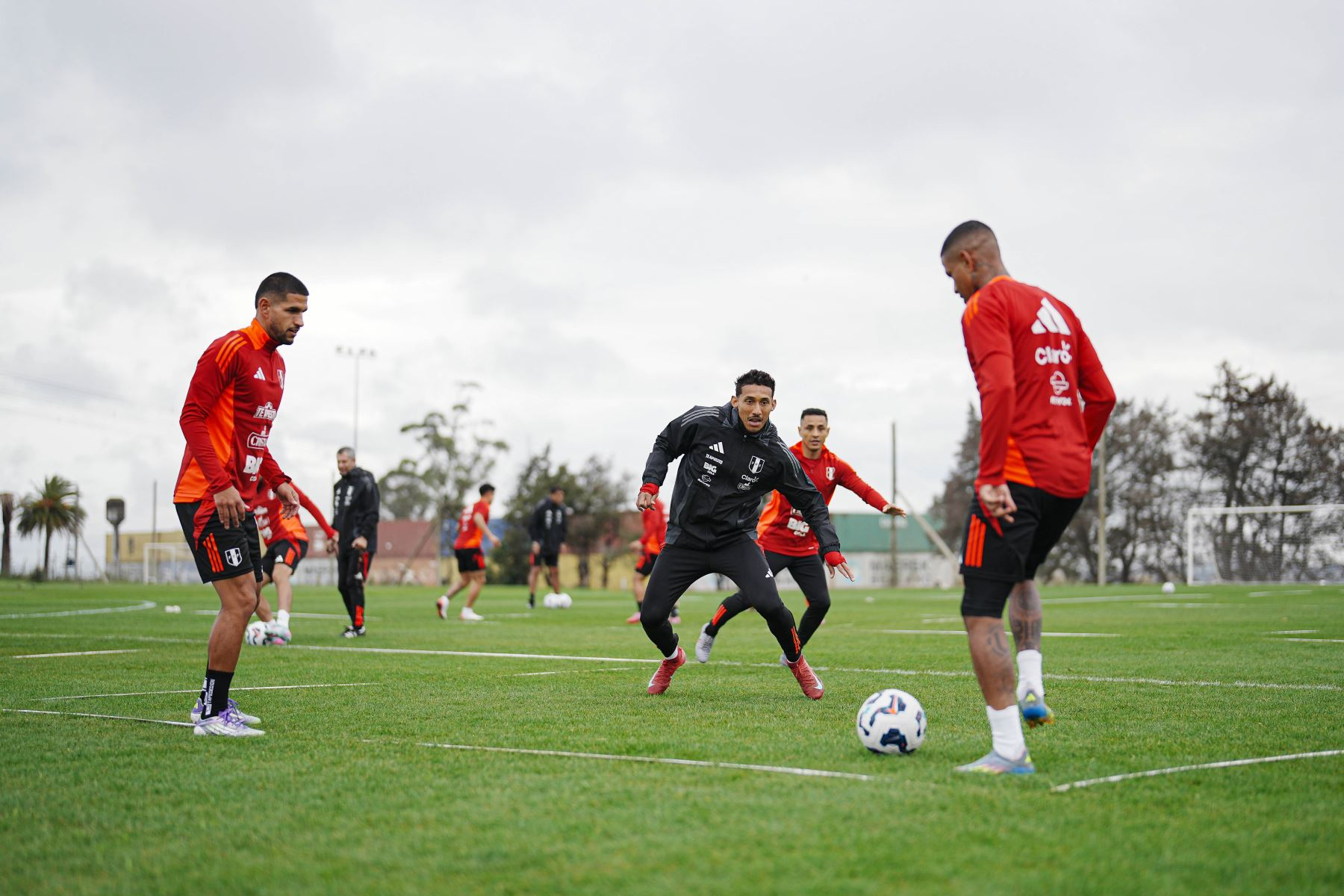Selección peruana entrenó con Oliver Sonne y Kenji Cabrera en Montevideo