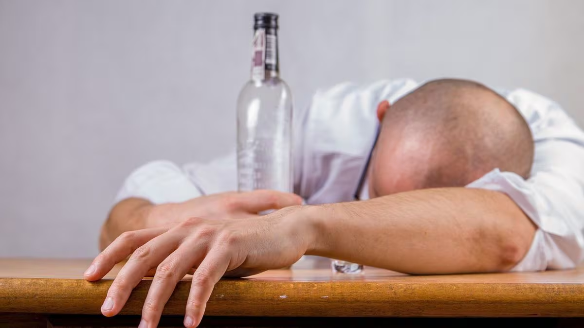 Un experto en nutrición revela el truco para acabar con las resacas: “Antes de salir”