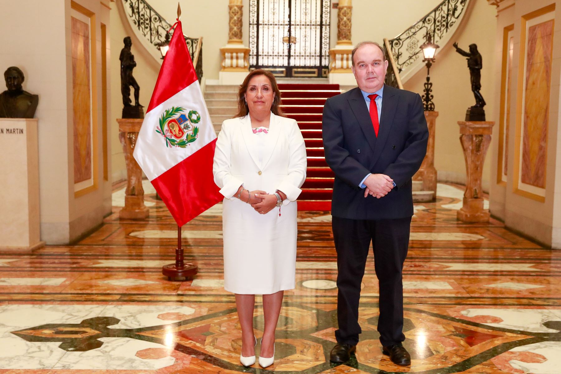 López Aliaga lleva agenda de tren y mano dura contra el crimen a Palacio: reunión clave con Dina Boluarte