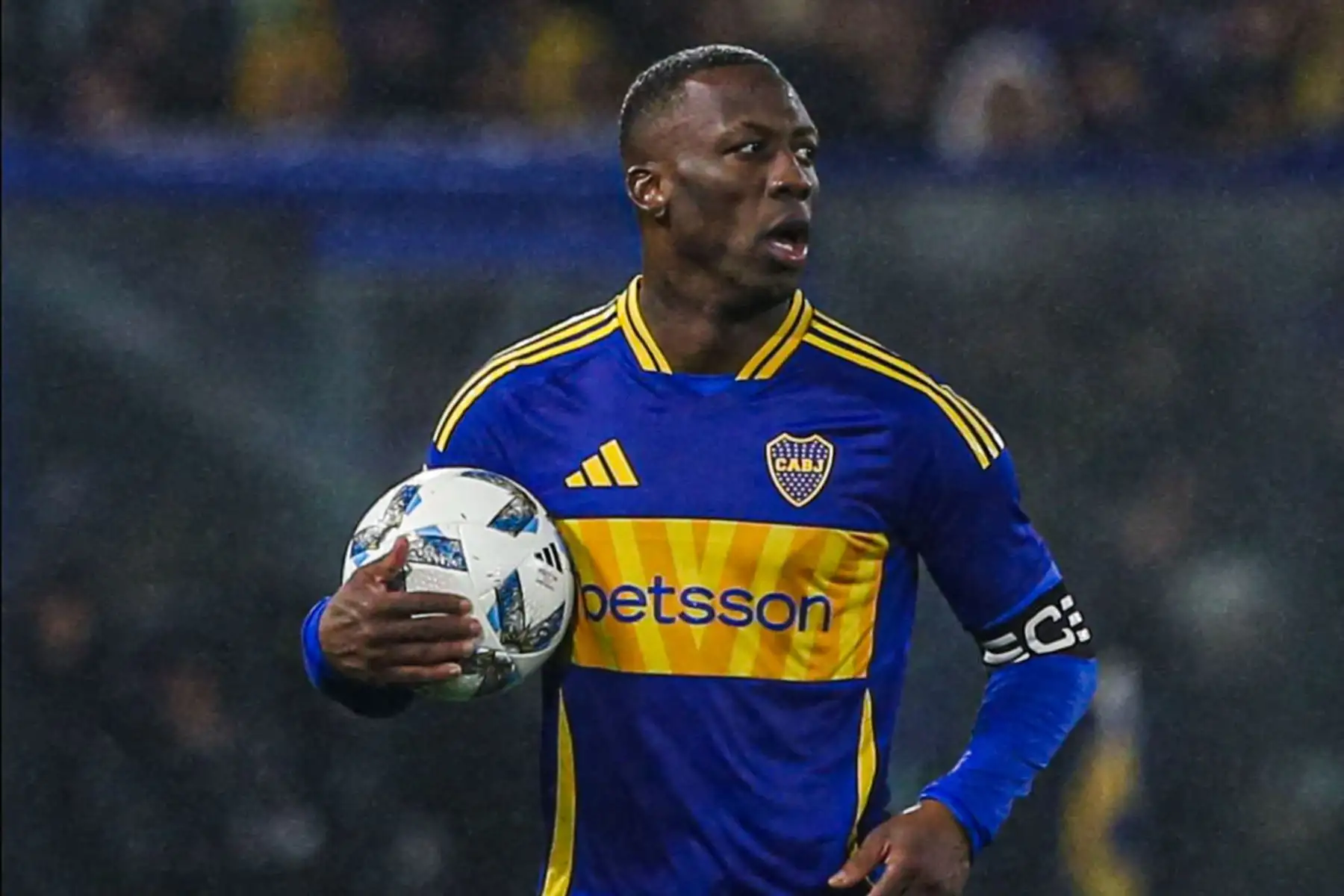 Luis Adv铆ncula es se帽alado en Argentina por causar accidente de tr谩nsito y deber multas