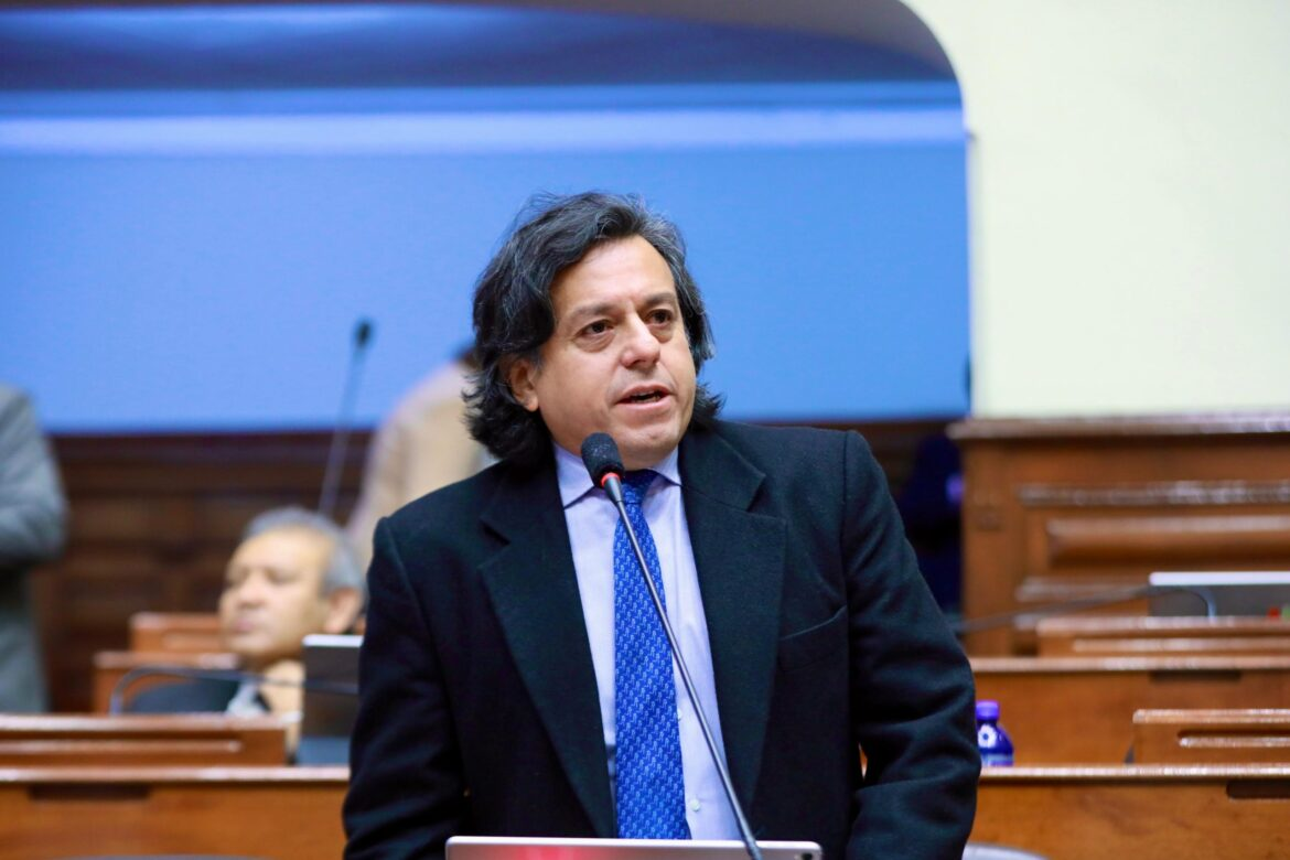Málaga-Trillo exigió explicaciones al RENIEC por filtración de datos