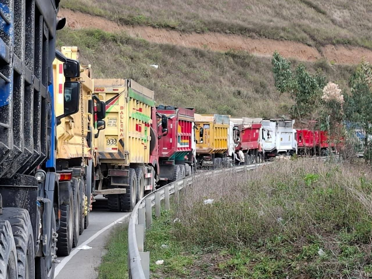 Paro de transportistas de mineral bloquea vía hacia la sierra liberteña