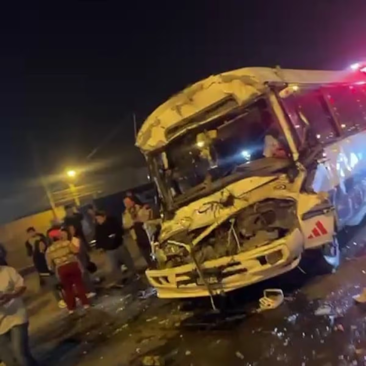 Choque entre custer y tráiler en Carretera Central