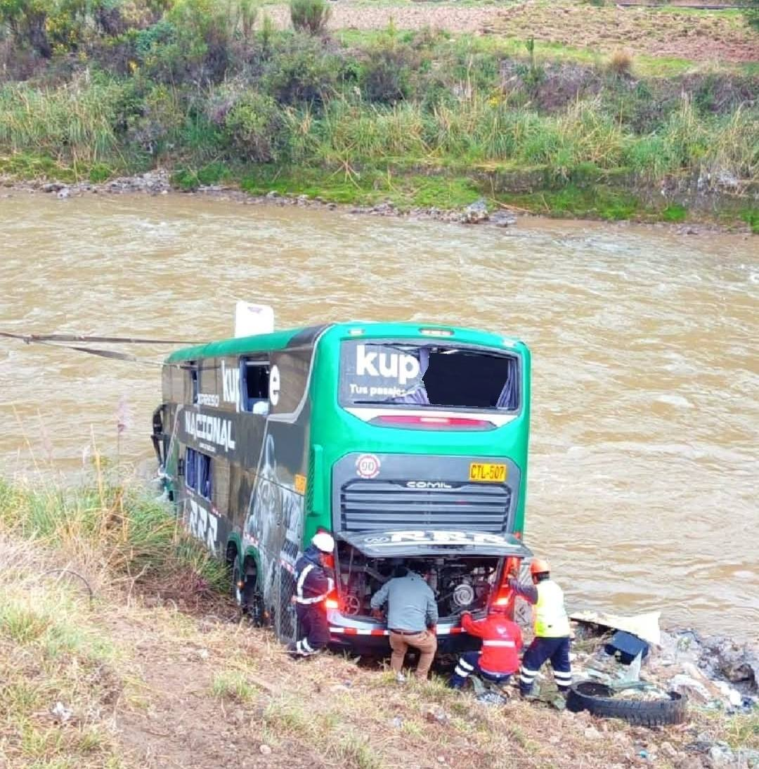 SE SALVAN DE MILAGRO: BUS CAE AL RÍO MANTARO Y MÁS DE 40 PASAJEROS QUEDAN HERIDOS