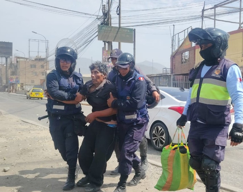 Serenos evitan suicidio en Puente Huachipa