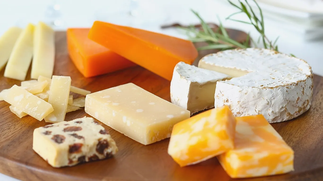 Comer queso al menos una vez a la semana podría reducir en un 24% el riesgo de demencia