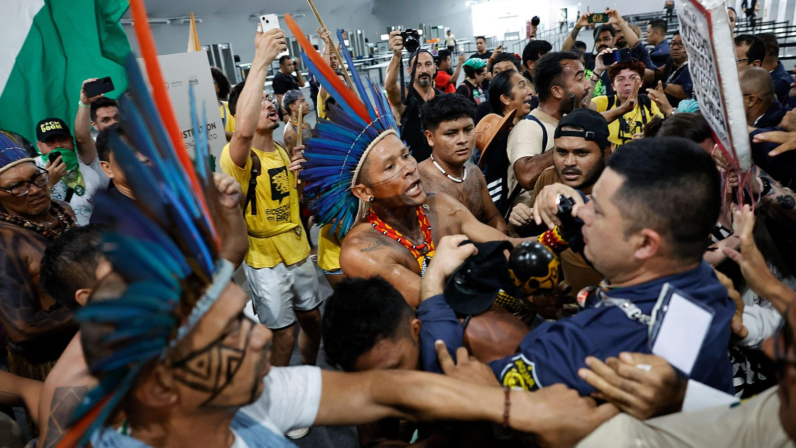Manifestantes irrumpen en la sede de la COP30 en Brasil y se enfrentan con los guardias