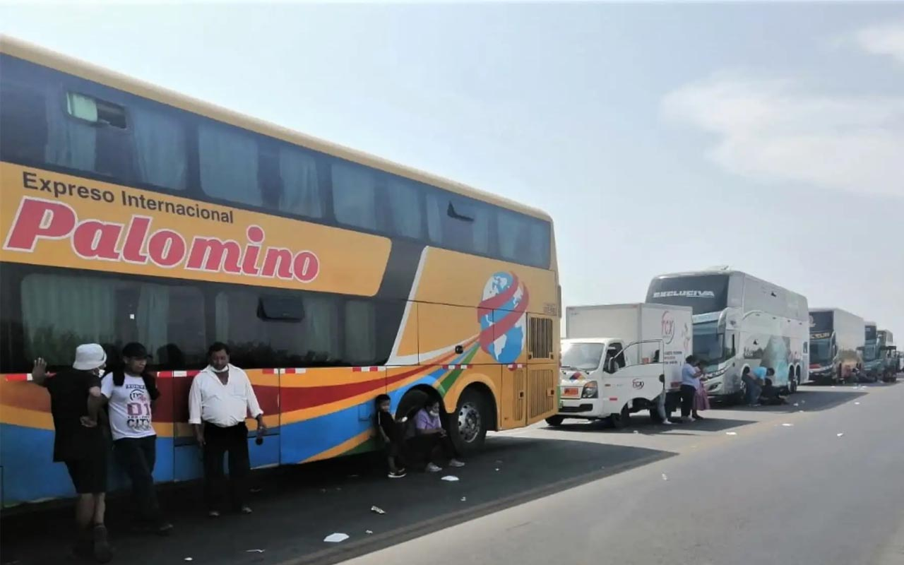 Arequipa: cientos de vehículos varados por bloqueos de mineros informales en la Panamericana Sur