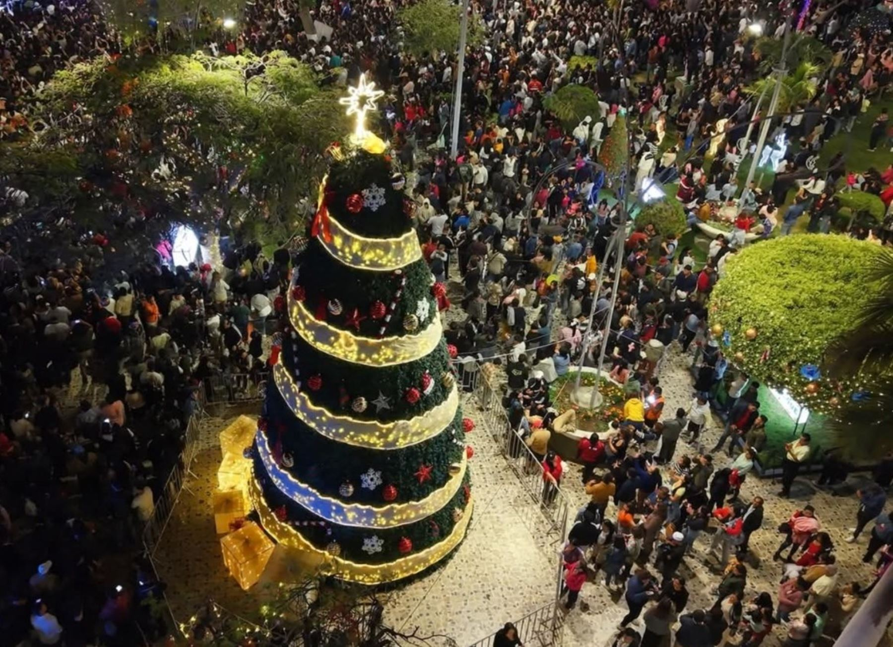 Chiclayo: encendido del árbol navideño se vivió entre música, luces y entusiasmo ciudadano