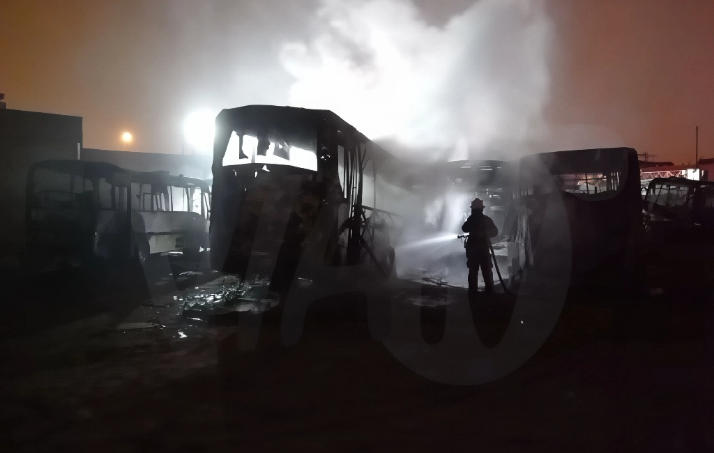 Incendio en Ate arrasa con 18 buses de Etmimsa y deja en crisis a transportistas
