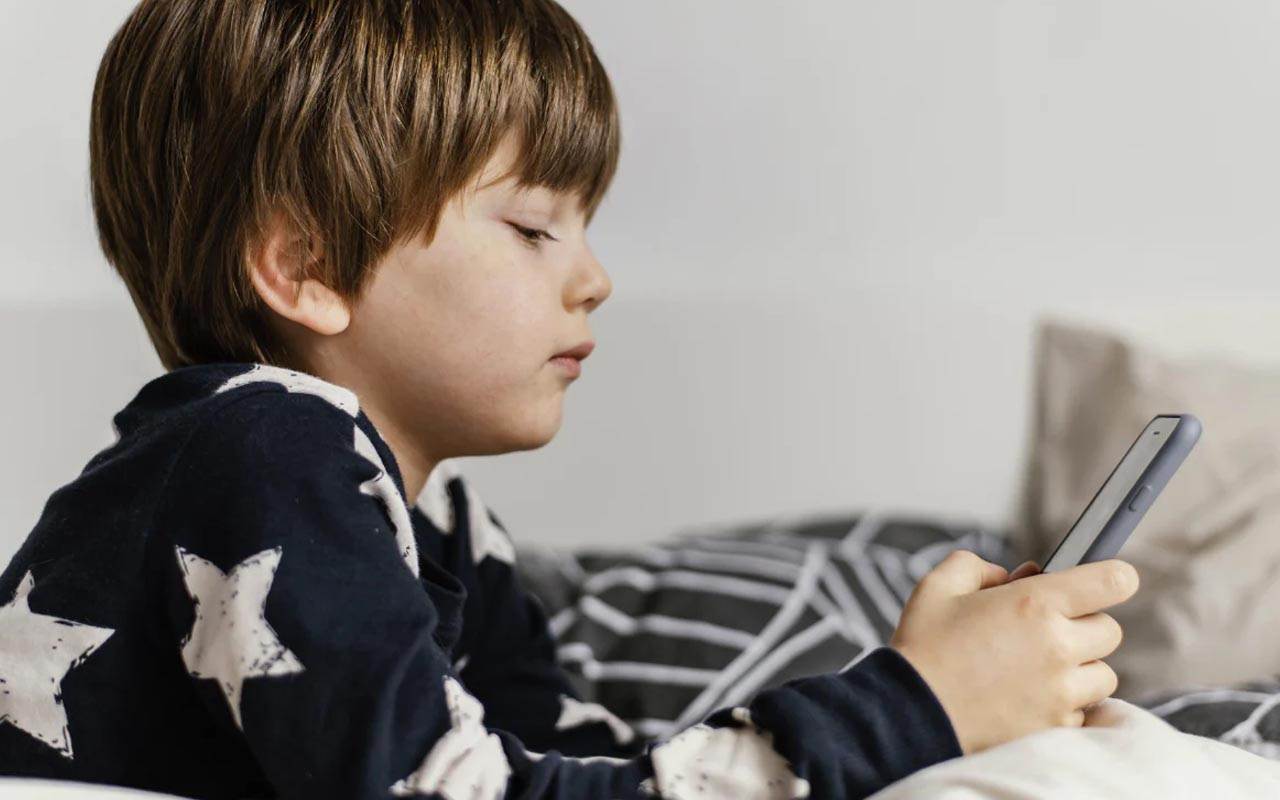 ¿El regalo que podría dañar a tu hijo? Revelan el verdadero impacto de darle un ‘smartphone’ en Navidad