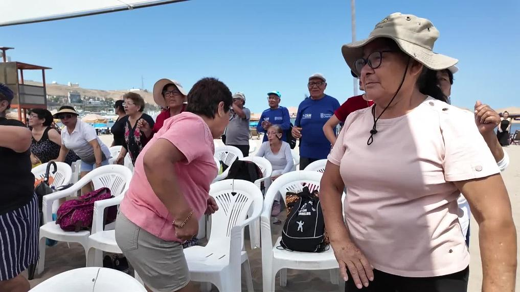 Adultos mayores peruanos aprovechan verano austral para cuidar su salud con «bailetón» en playa