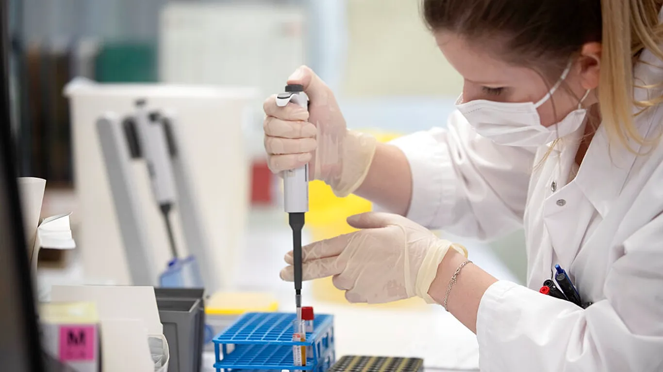 Una vacuna experimental de ARNm contra el melanoma reduce un 49% el riesgo de recaída tras 5 años