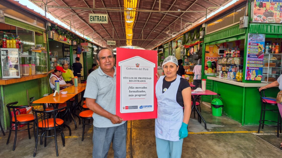Ate: comerciantes de popular mercado reciben título de propiedad tras 13 años de informalidad