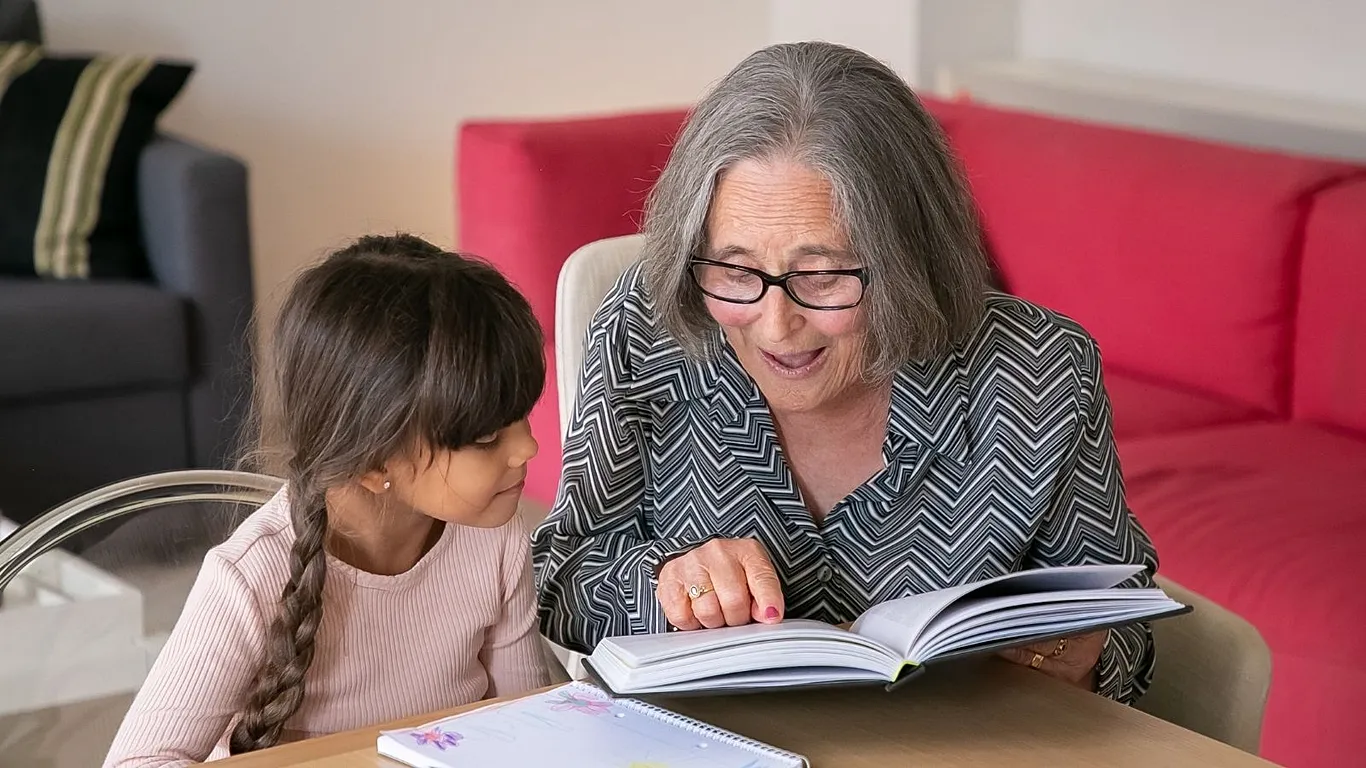 Cuidar de los nietos beneficia al cerebro, sobre todo a las abuelas, según un estudio
