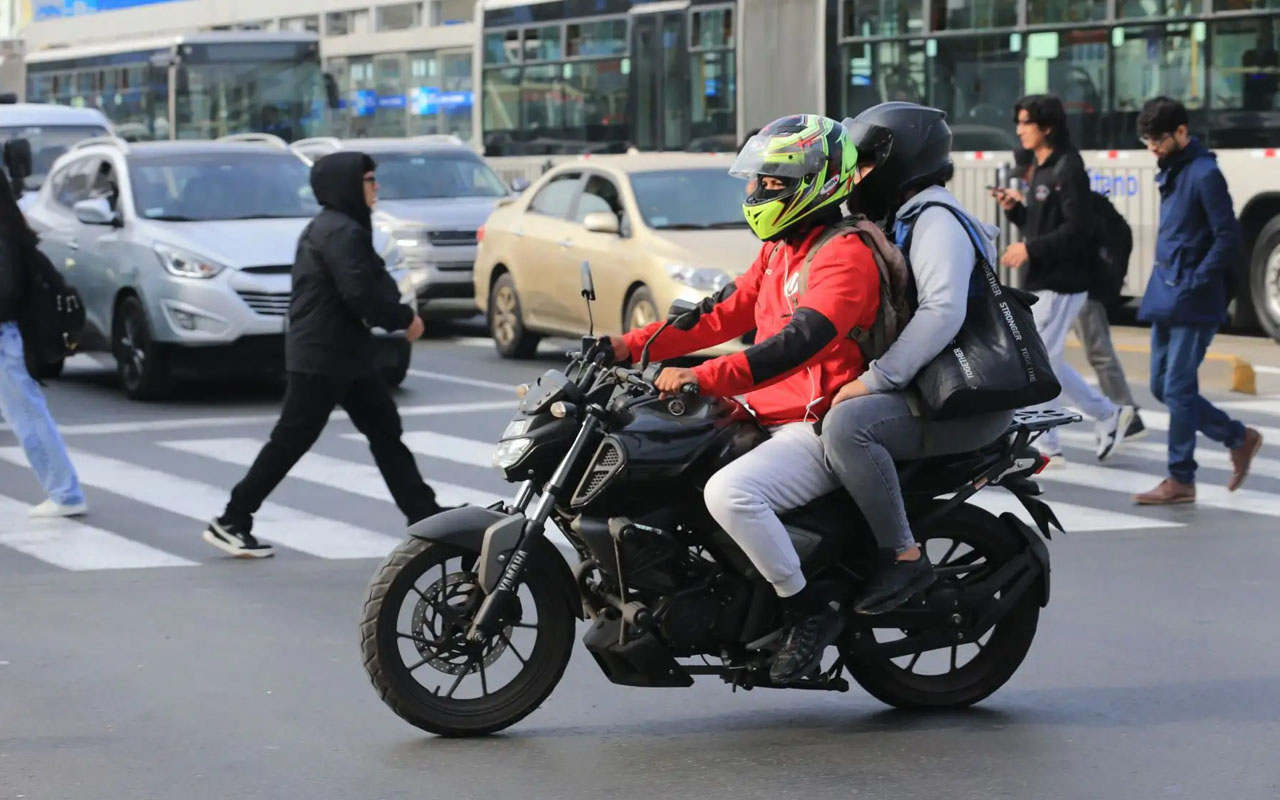 Reincidentes en moto con dos personas podrían perder licencia