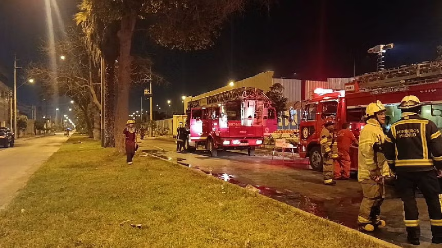 Emergencia en Lurigancho-Chosica: bomberos trabajaron hasta la madrugada para controlar incendio en almacén