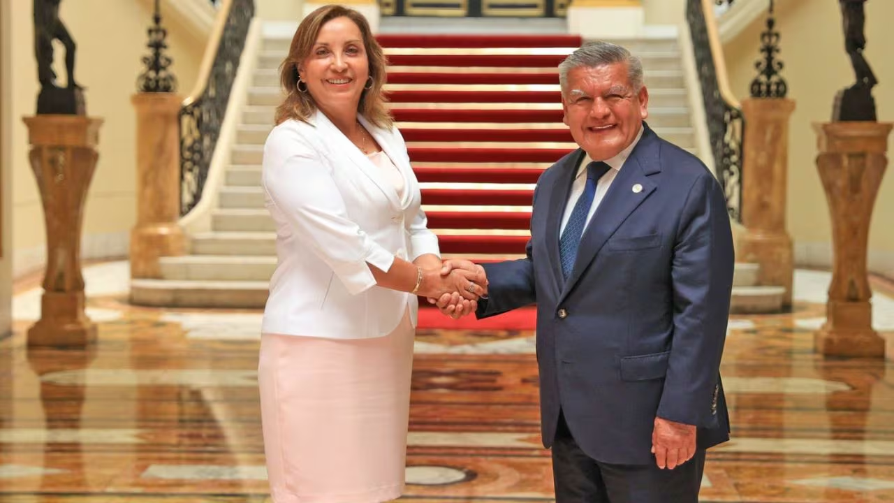 Acuña pierde la memoria y niega ahora que apoyó a Boluarte