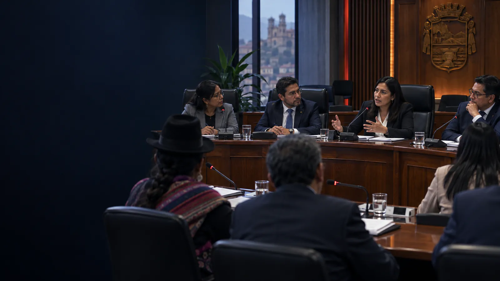 Sesión de un concejo con autoridades sentadas frente a sus micrófonos