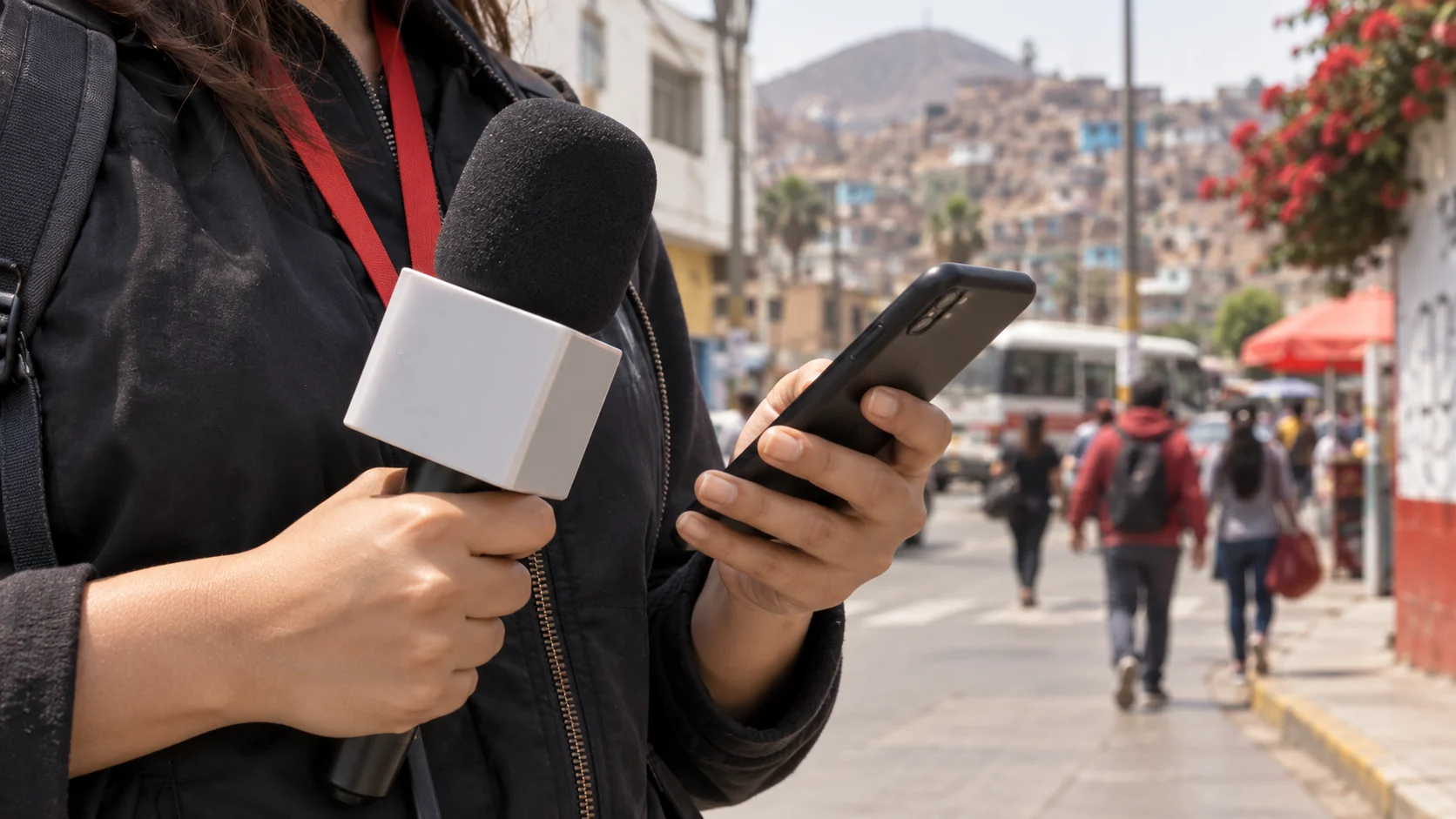 Reportera con micrófono y celular en una calle de Lima Este